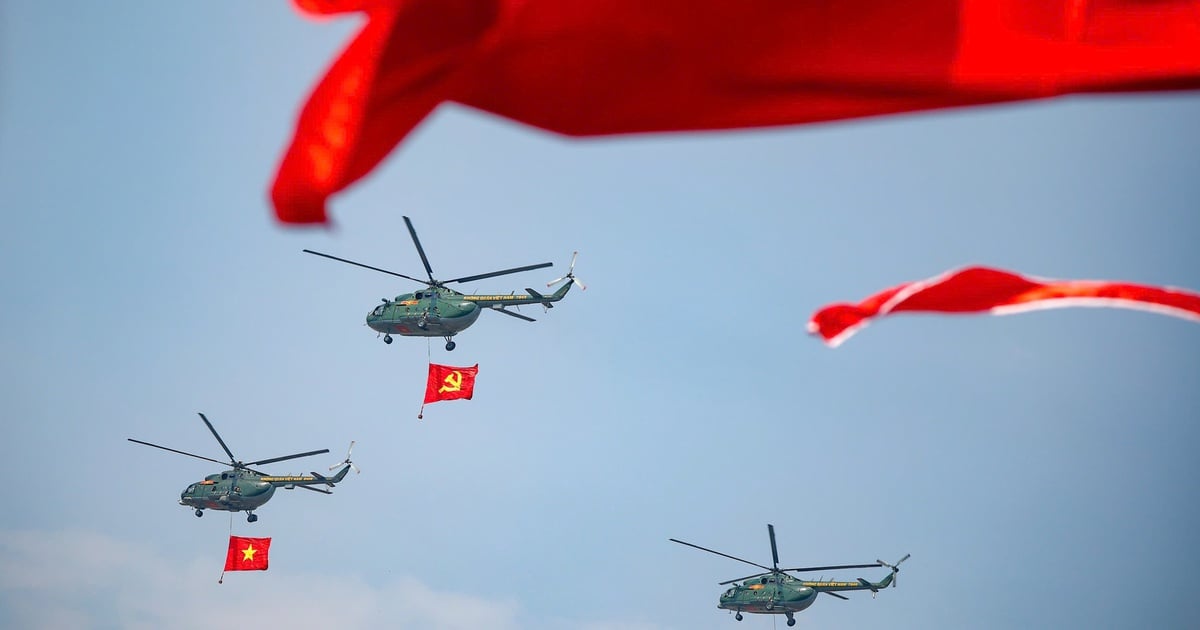 Feast your eyes on the National Flag-raising helicopter training in the sky of Hanoi