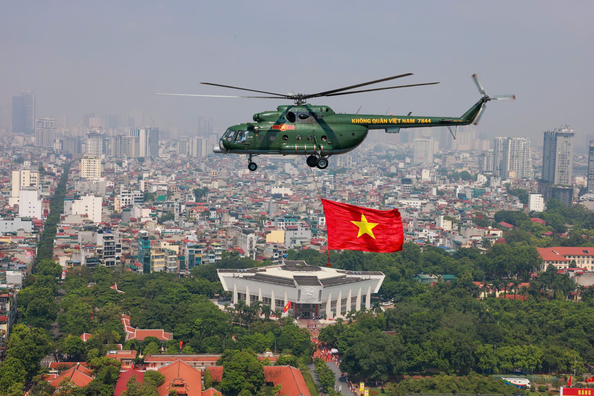 Trực thăng quân sự treo cờ bay diễu binh vào trung tâm Hà Nội- Ảnh 10.
