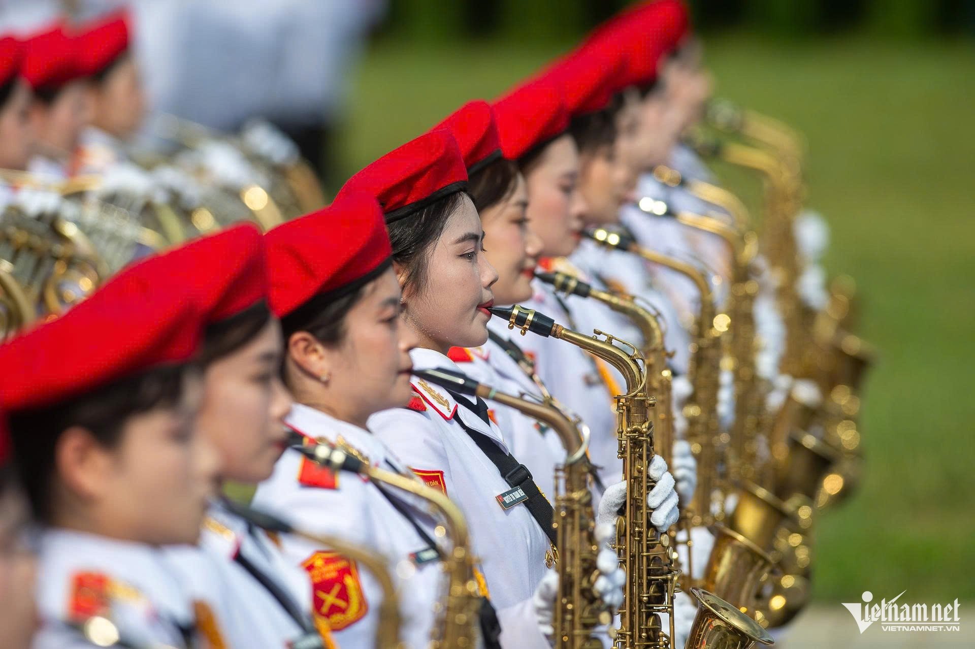 Le secret des trompettes de près de 20 kg de la fanfare militaire féminine