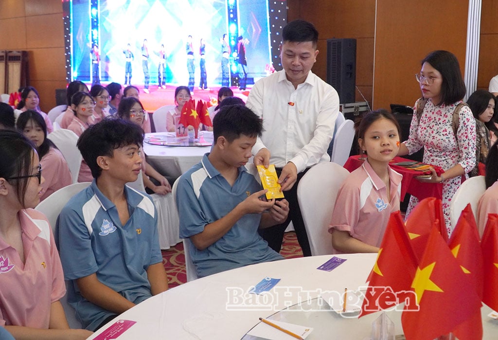 Lãnh đạo Công ty Tân Đệ trao quà động viên con của người lao động có hoàn cảnh khó khăn vươn lên trong học tập năm học 2024 - 2025.