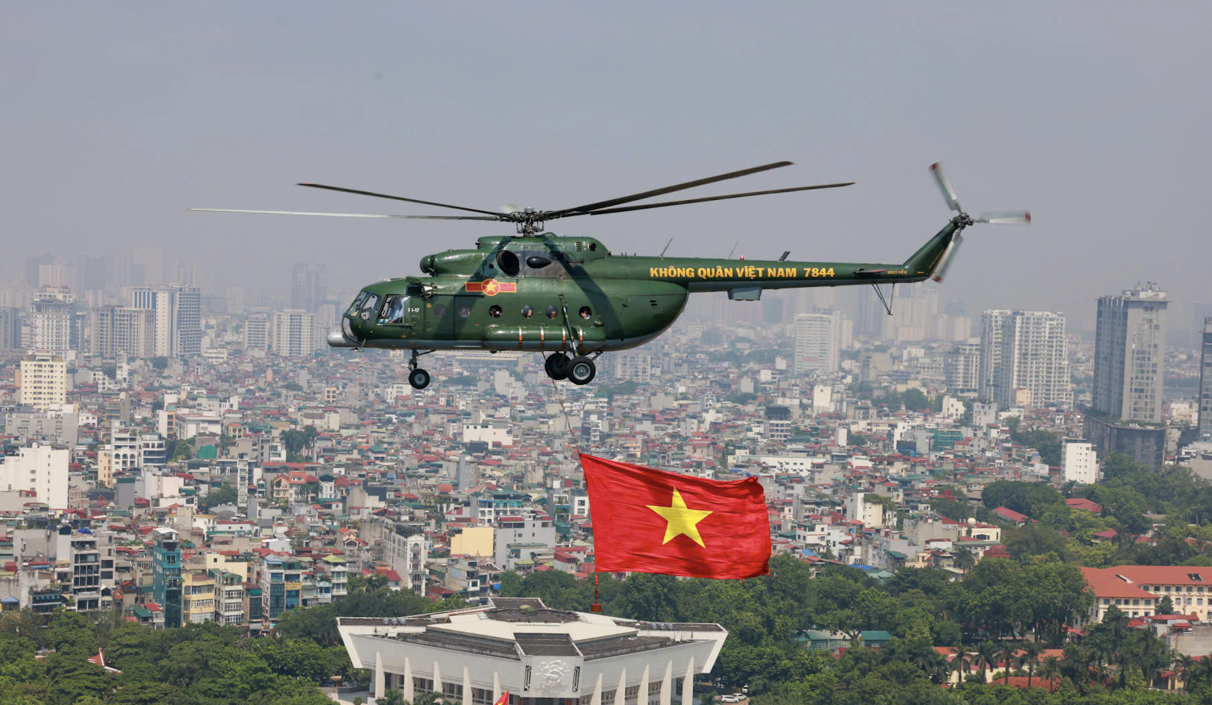 Trực thăng quân sự treo cờ bay hợp luyện diễu binh vào trung tâm Hà Nội