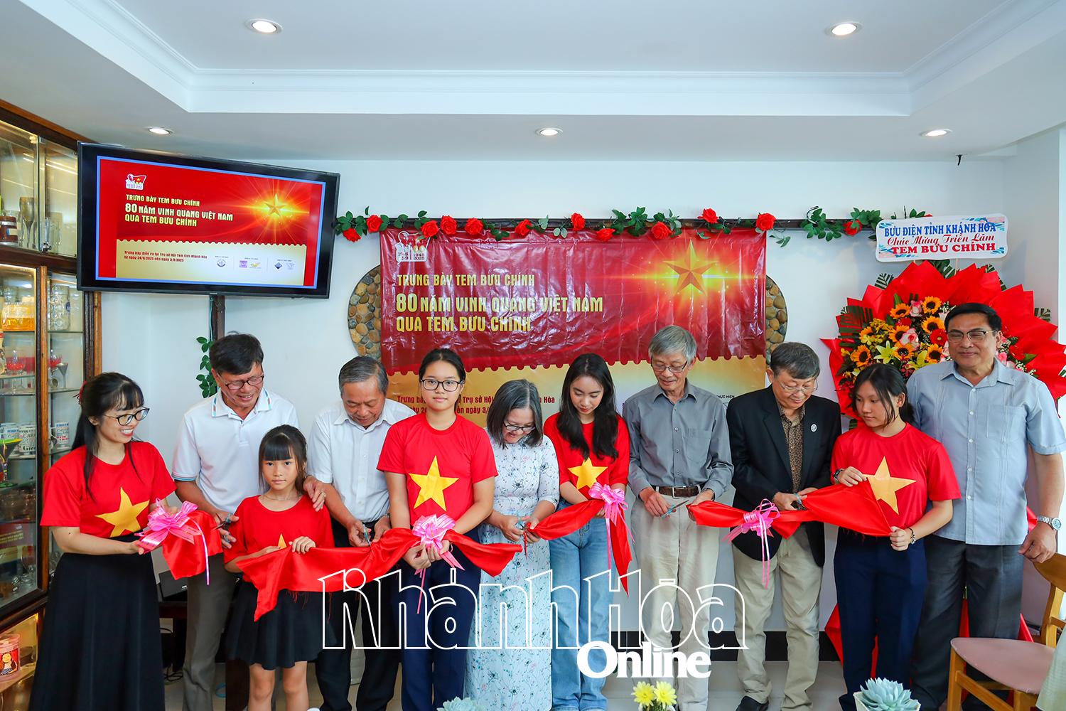 ប្រតិភូ​កាត់​ខ្សែបូ​ដើម្បី​បើក​ពិព័រណ៍​ត្រាប្រៃសណីយ៍។