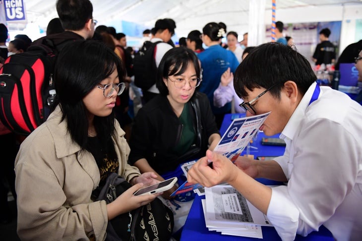 Tuyển sinh đại học 2025: Vì sao điểm chuẩn tăng kỷ lục? - Ảnh 3.