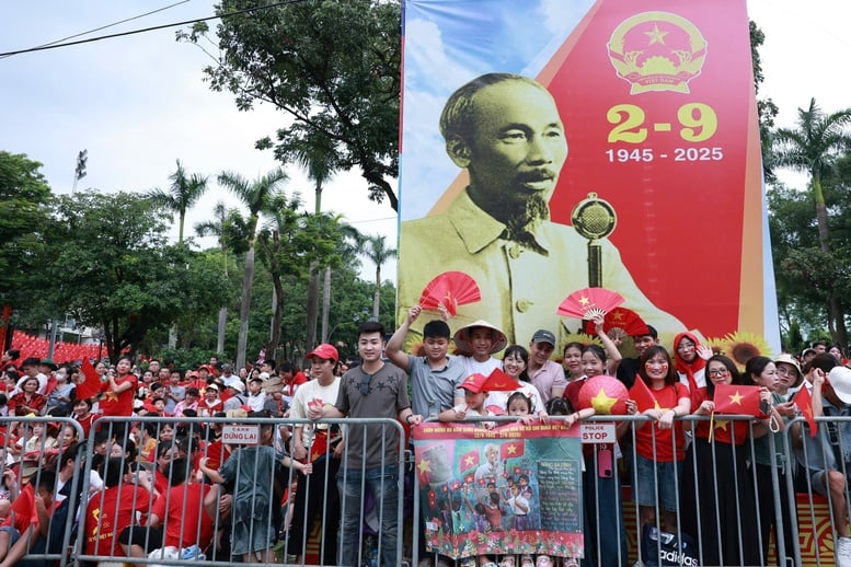 Người dân hát vang những bài ca cách mạng hùng tráng trước giờ tổng hợp luyện lần 2- Ảnh 1.