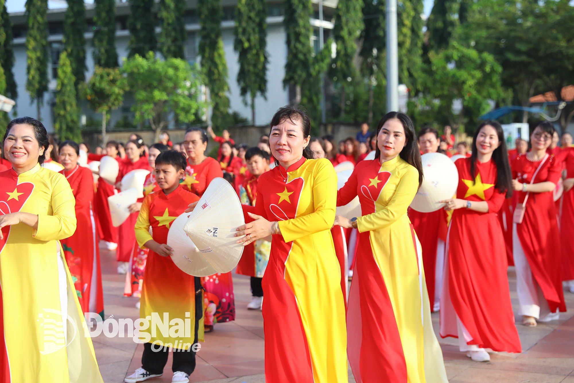 សមាជិកនៃសហព័ន្ធកីឡាកាយសម្ព័ន្ធខេត្ត Dong Nai ចូលរួមក្នុងសិល្បៈនៃការបង្កើតតួលេខ។ រូបថត៖ ហ៊ុយ អាញ់ 