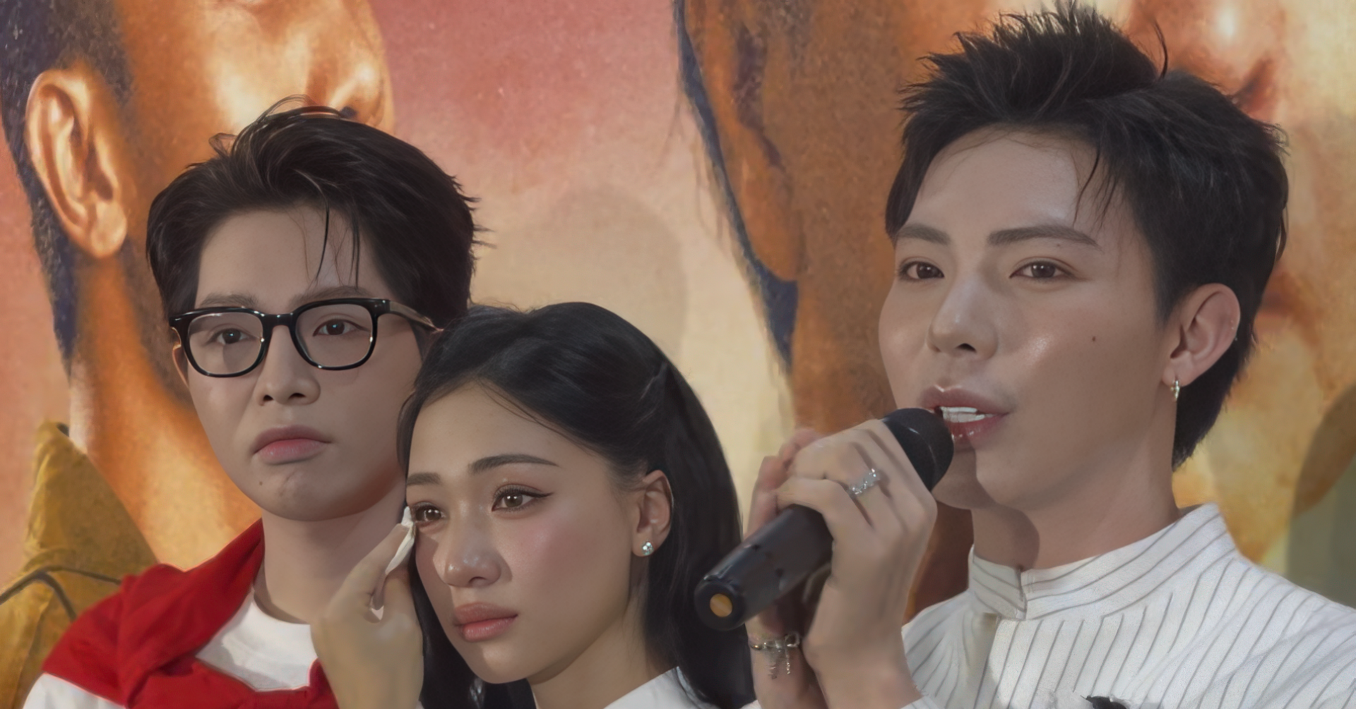 Holding back tears because of the recent death of a loved one, Hoa Minzy burst into tears when meeting Duc Phuc and Erik.
