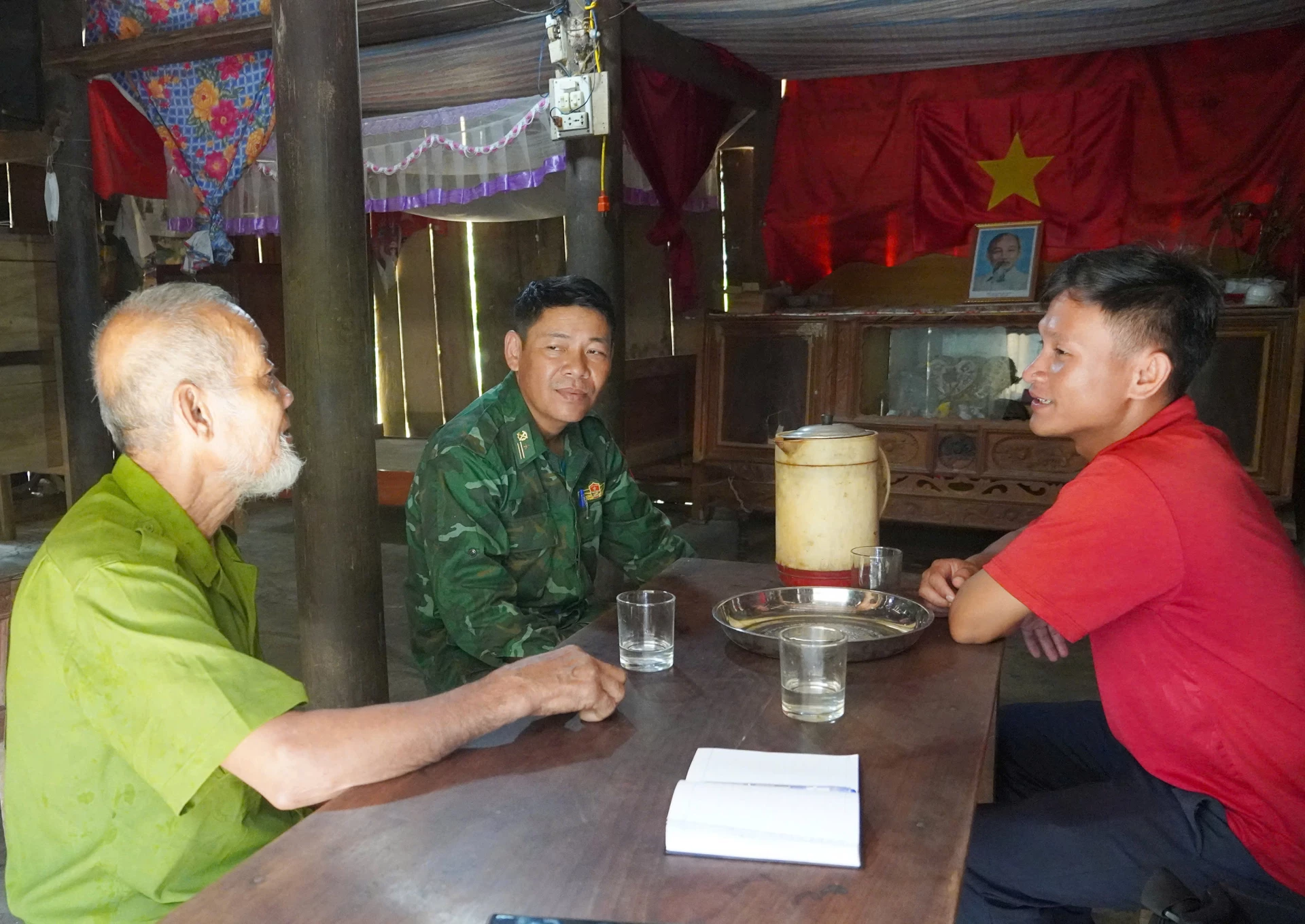 Mr. Cao Ngoc Man (first, left) recounts the family tradition of having 4 generations of party members - Photo: X.V