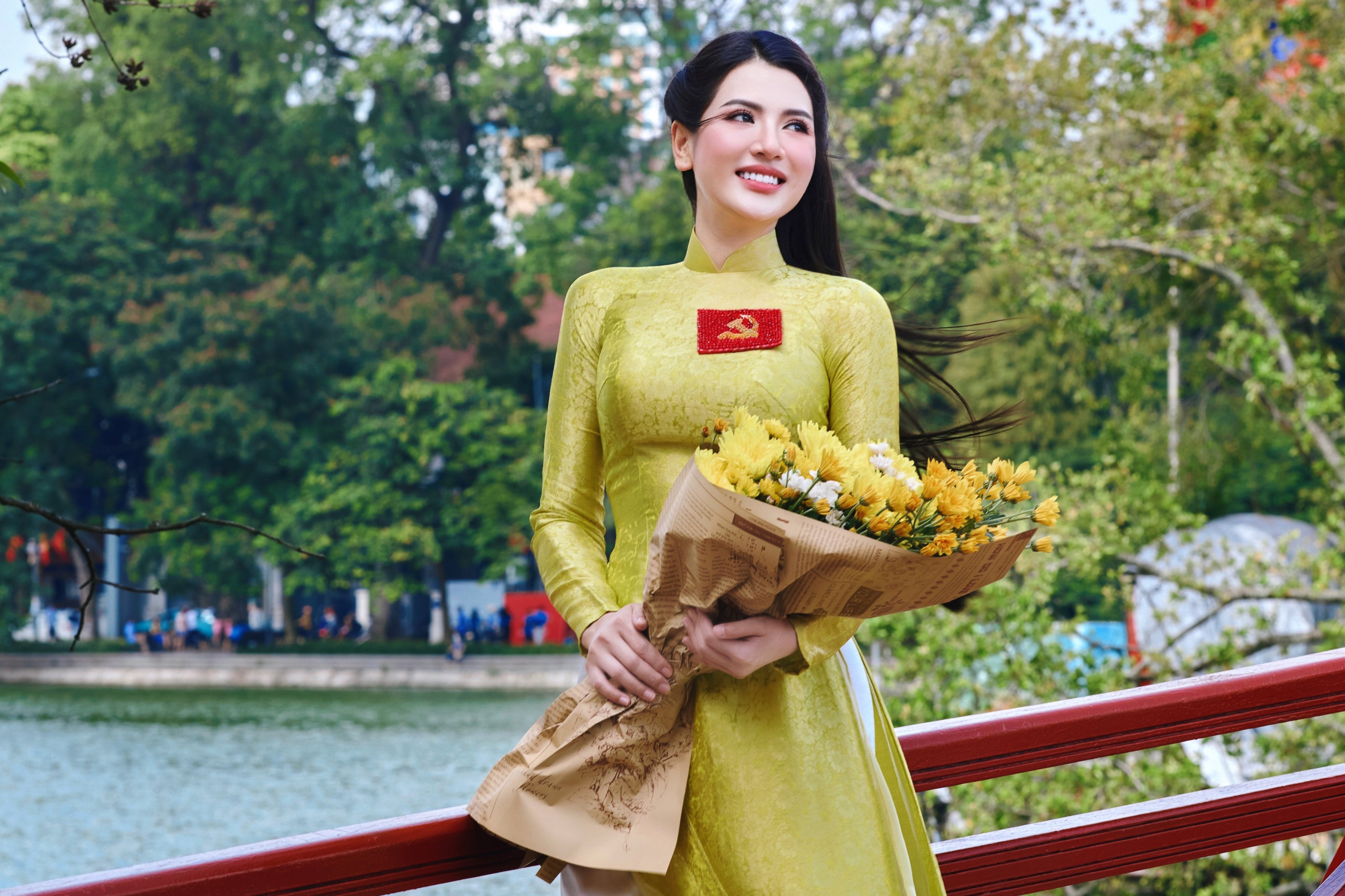 Thiếu tá vào vai girl phố náo loạn Hồ Gươm thướt tha trong tà áo dài - 2