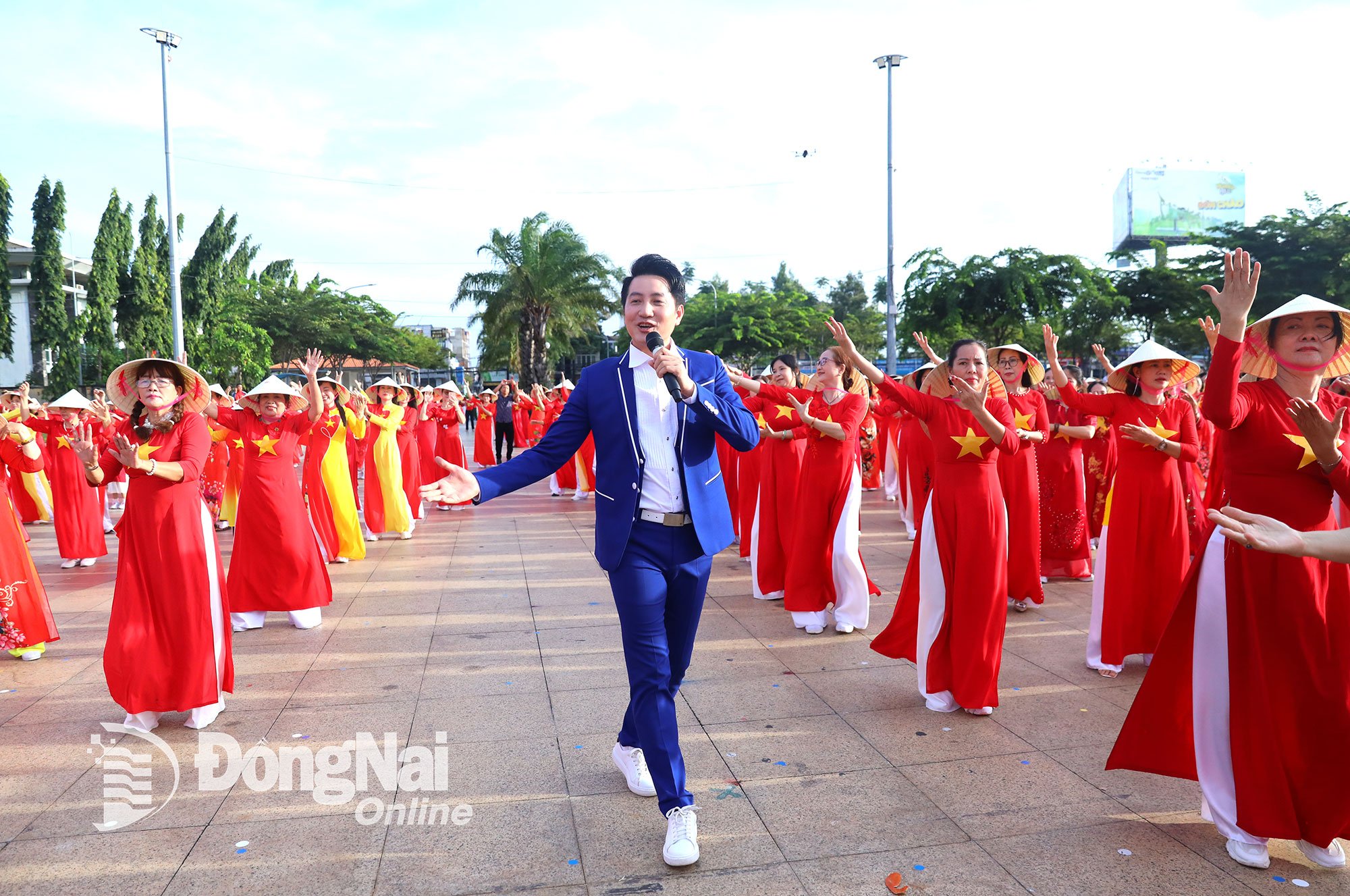 Singer Nguyen Phi Hung and more than 1,000 people participated in the art formation performance. Photo: Huy Anh