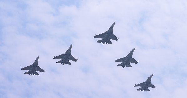 Nahaufnahme des ersten Flugzeugtrainings am Himmel von Hanoi
