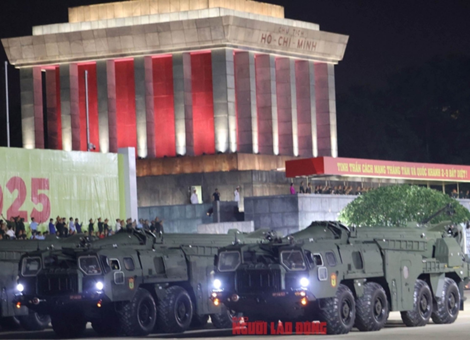 오늘은 일반적인 퍼레이드 관행이며, 12시 30분부터 도로가 통제됩니다.