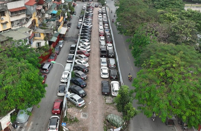 Một bãi đỗ xe ôtô tại Hà Nội. Ảnh: Ngọc Thành