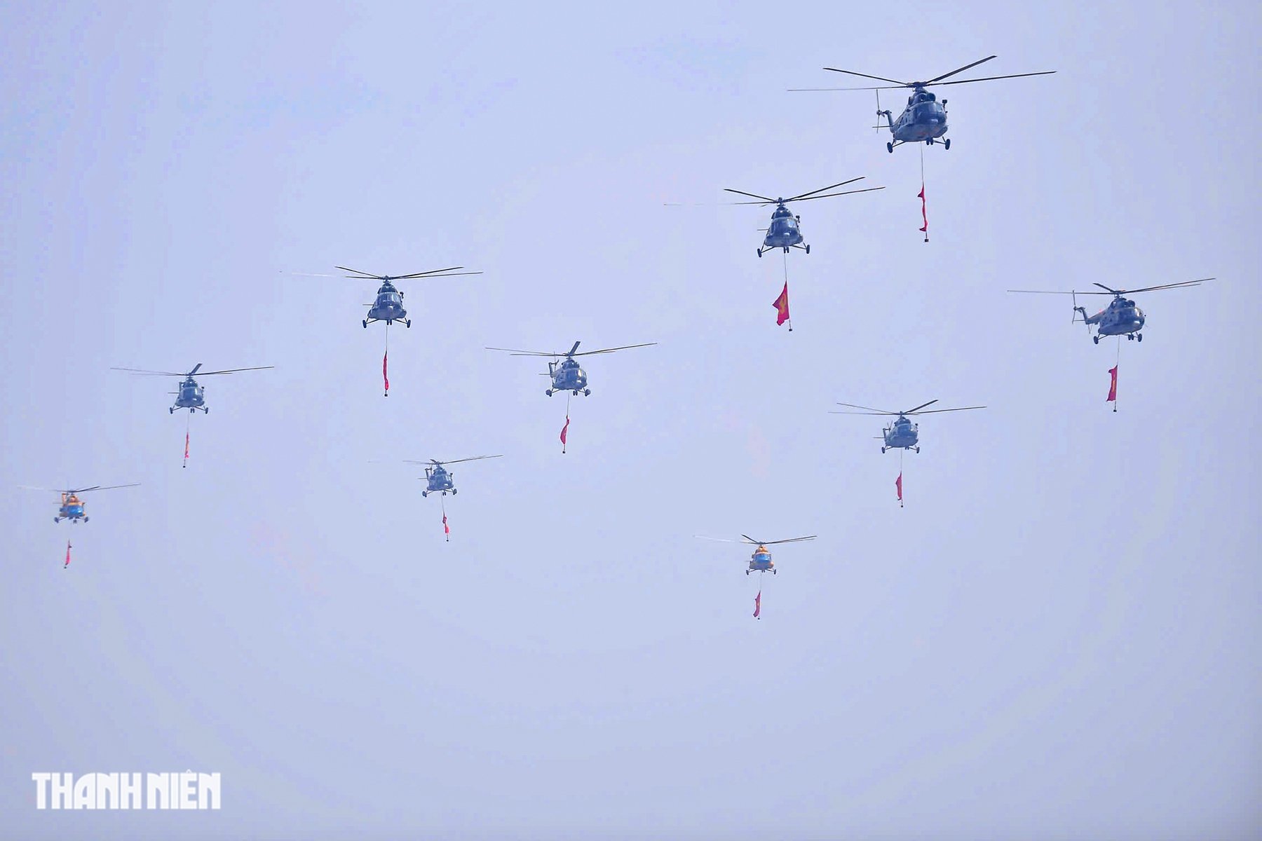 เพลิดเพลินกับการฝึกเฮลิคอปเตอร์ชักธงชาติบนท้องฟ้าฮานอย