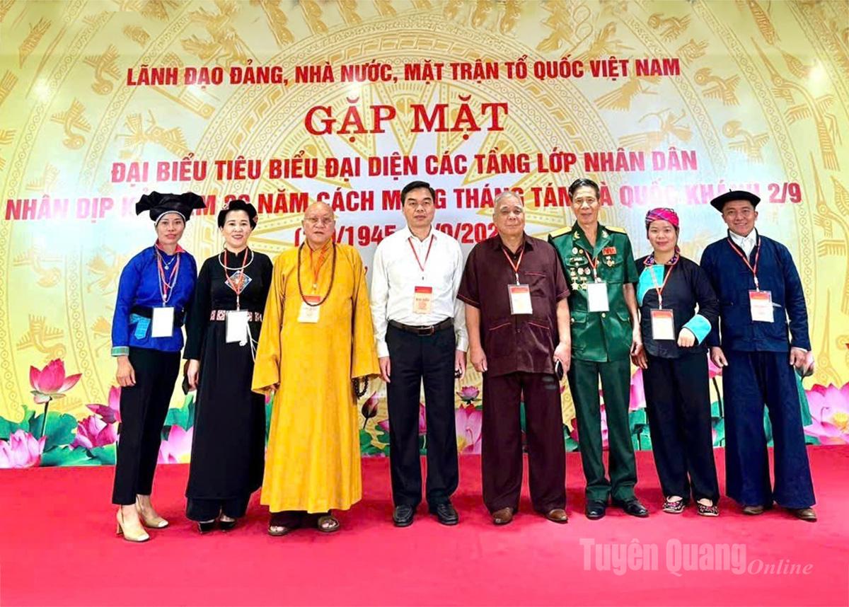 Representative delegates of Tuyen Quang province attended the conference to meet with leaders of the Party, State and Vietnam Fatherland Front.