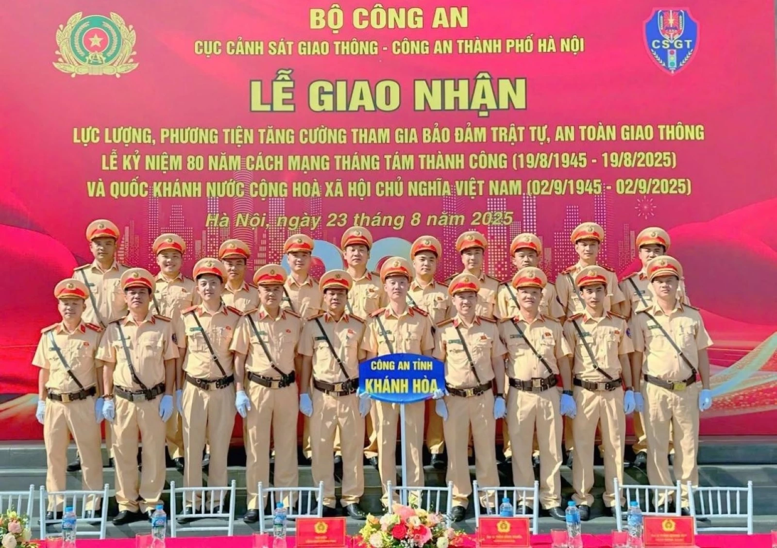 នគរបាលចរាចរណ៍ខេត្ត Khanh Hoa គាំទ្រធានាសុវត្ថិភាពក្នុងឱកាសខួបលើកទី 80 នៃបដិវត្តន៍ខែសីហា និងទិវាជាតិ 2 កញ្ញា