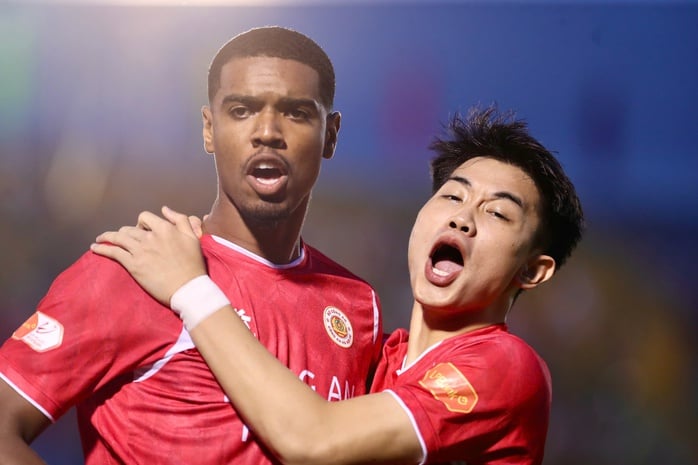 فاز نادي CAHN على نادي Becamex TP HCM بنتيجة 3-0، وتألق فريق Quang Hai بشكل كبير - الصورة 1.