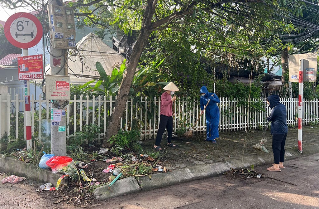 Miembros de la Unión de Mujeres participan en la recolección de basura y la limpieza del entorno. Foto: Hoa Phuong