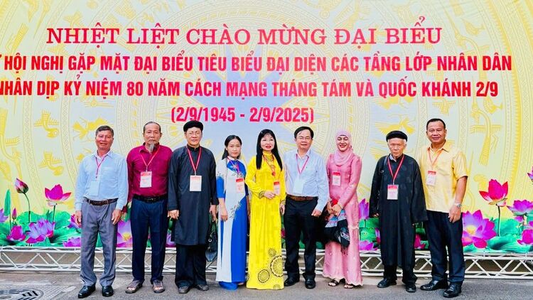 Representative delegates of An Giang province attended the conference to meet with leaders of the Party, State and Vietnam Fatherland Front.
