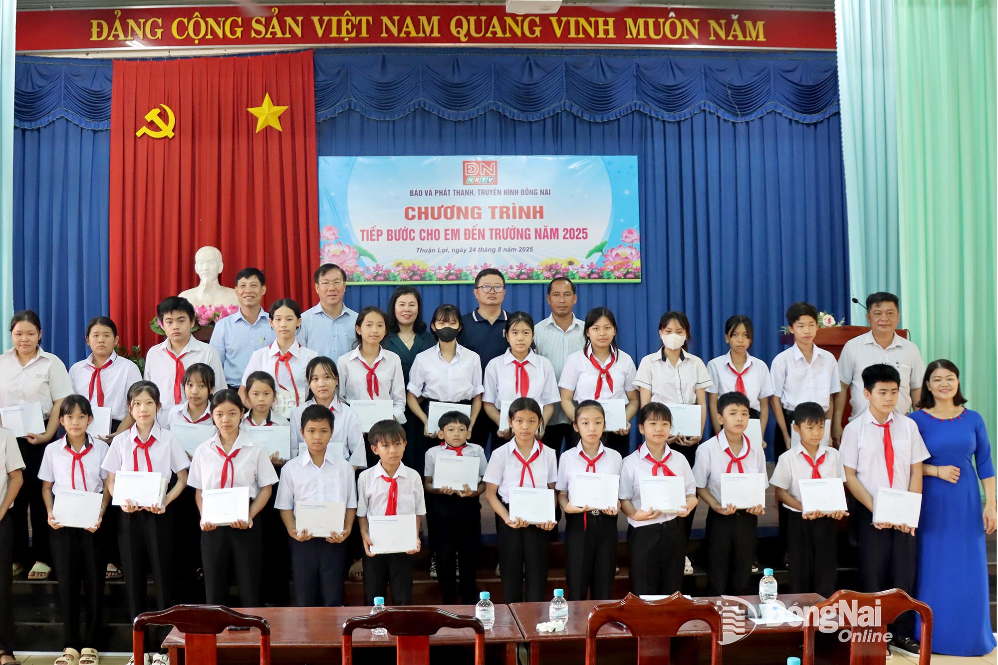 หนังสือพิมพ์ วิทยุกระจายเสียง และโทรทัศน์จังหวัดด่งนาย มอบทุนการศึกษาให้กับนักเรียนที่ด้อยโอกาสในตำบลทวนลอยและบิ่ญเติน