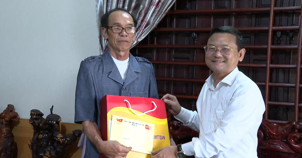 Vice Chairman of the Provincial People's Committee Nguyen Tu Cong Hoang visited and presented gifts to wounded soldiers in Ia Khuol and Chu Pah.