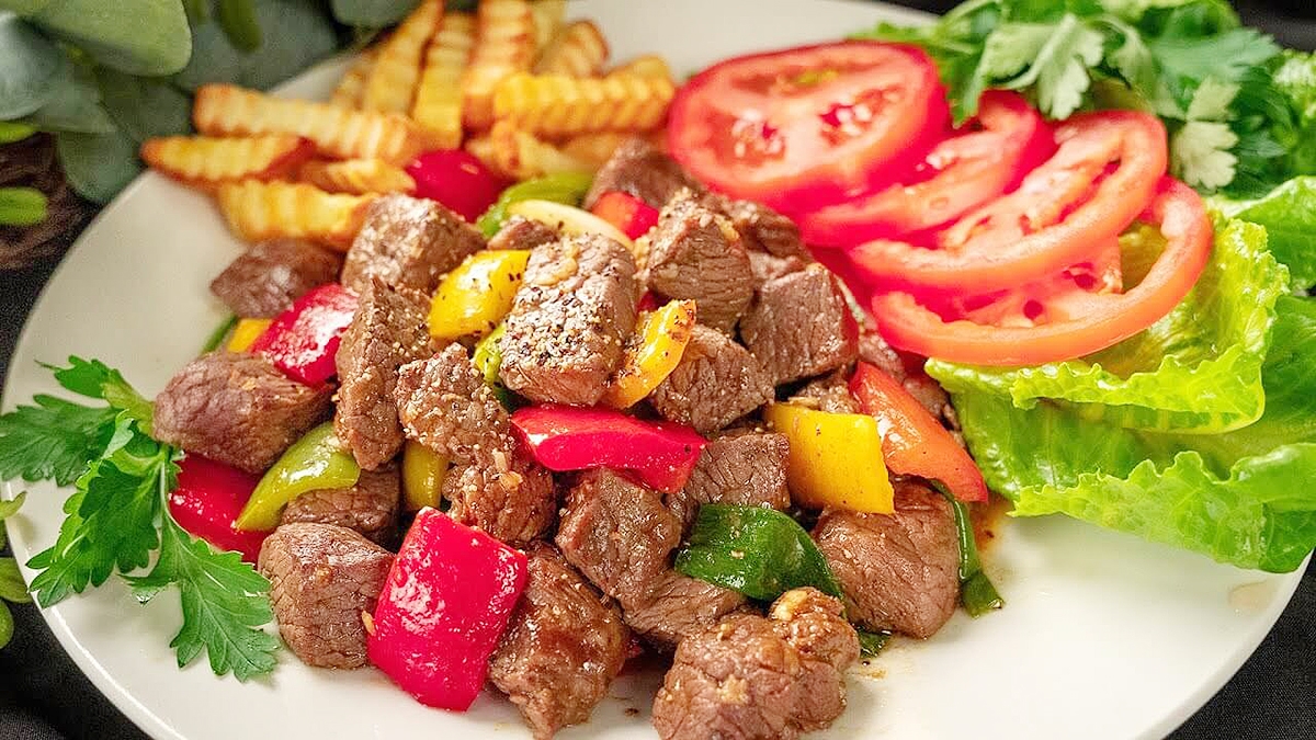 Món bò lúc lắc (Vietnamese shaking beef) được lấy cảm hứng từ việc mô tả hành động lắc hoặc đảo thịt bò trong khi đang áp chảo. (Ảnh: Internet)
