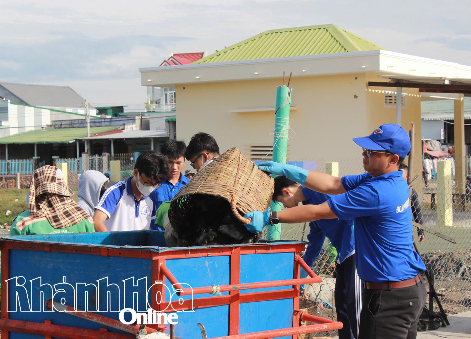 សមាជិក​សហជីព​យុវជន​ប្រមូល​សំរាម​ដើម្បី​សម្អាត​បរិស្ថាន។