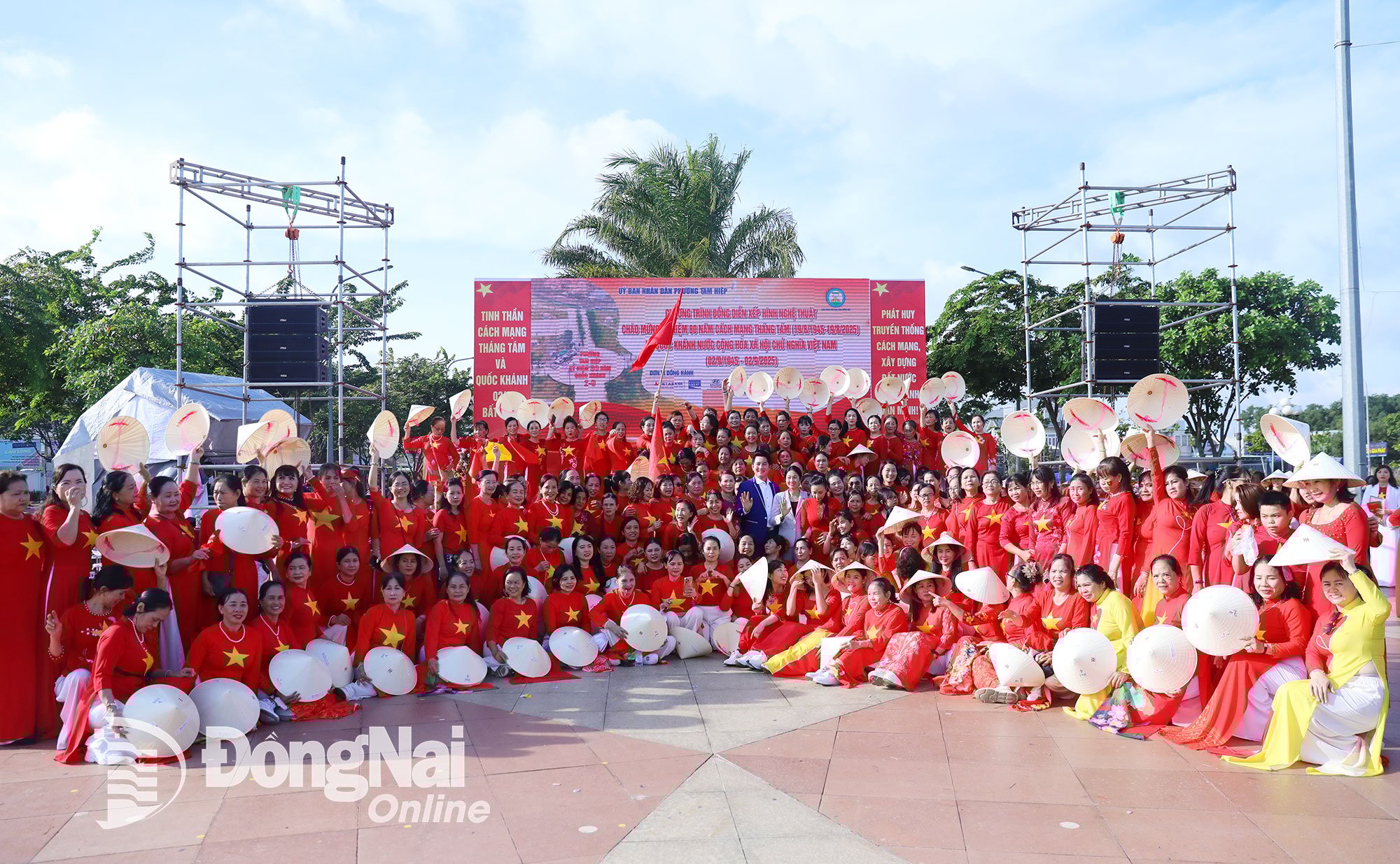 The organizers and members of the Dong Nai Province Gymnastics Federation took souvenir photos with singer Phi Hung. Photo: Huy Anh