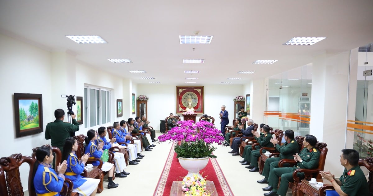 បញ្ជាការដ្ឋានយោធាខេត្ត Lam Dong ទទួលក្រុមសិល្បៈកងយោធពលខេមរភូមិន្ទ