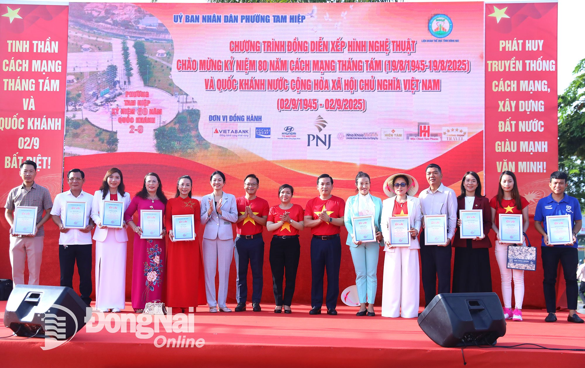 Tam Hiep ward leaders thank sponsors and benefactors for the program. Photo: Huy Anh