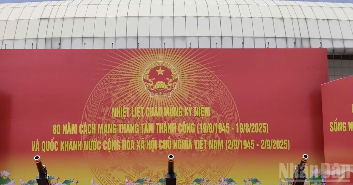 [Foto] Die zeremonielle Artillerie ist bereit zum „Feuer“ für die zweite Paradeprobe im My Dinh National Stadium.