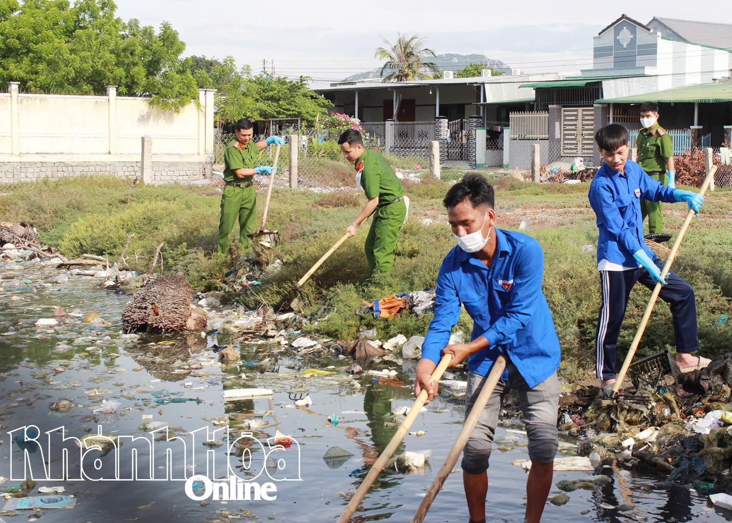 Ninh Chu Ward Delegation launched the 5th Green Sunday in 2025