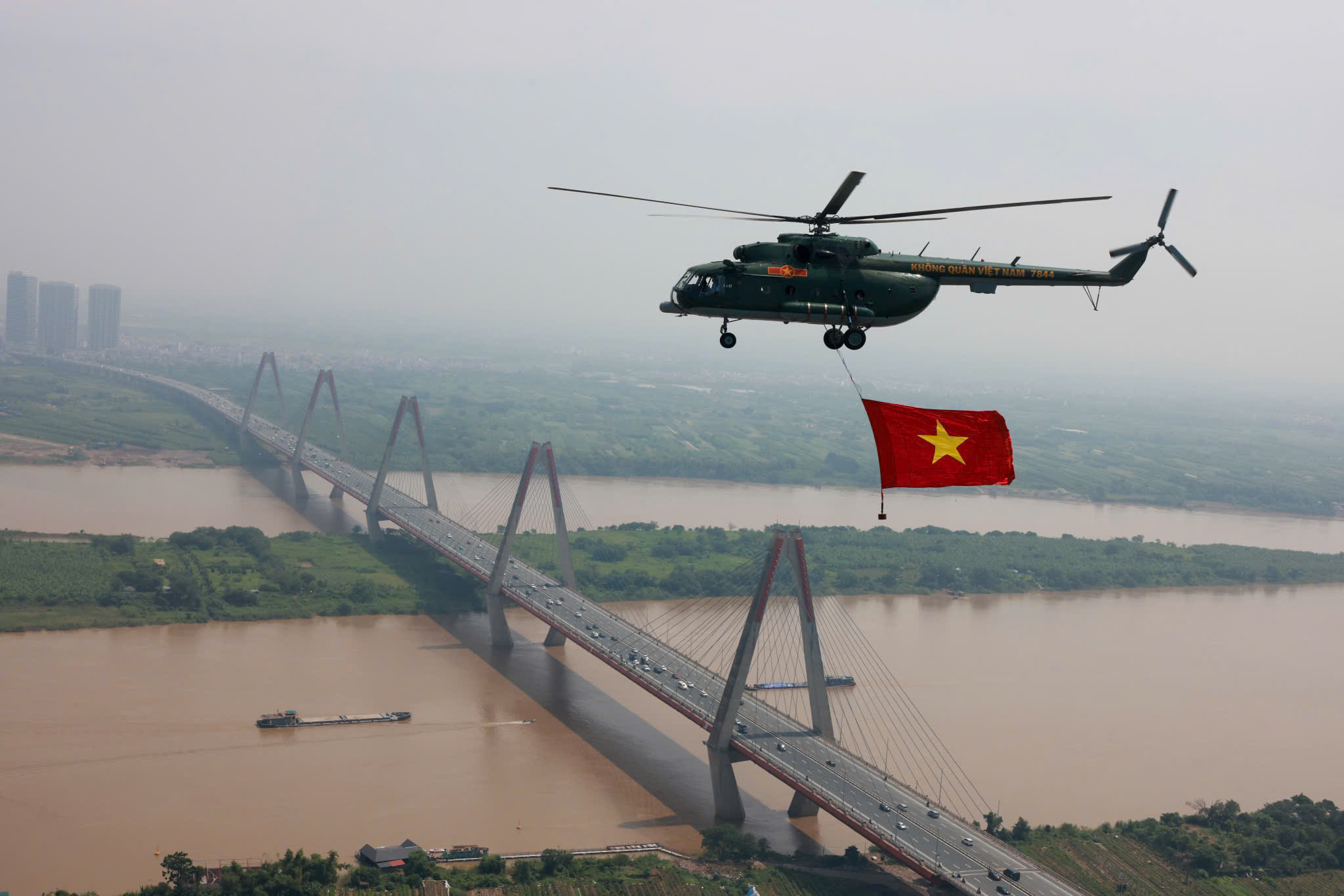 Trực thăng quân sự treo cờ bay diễu binh vào trung tâm Hà Nội- Ảnh 4.