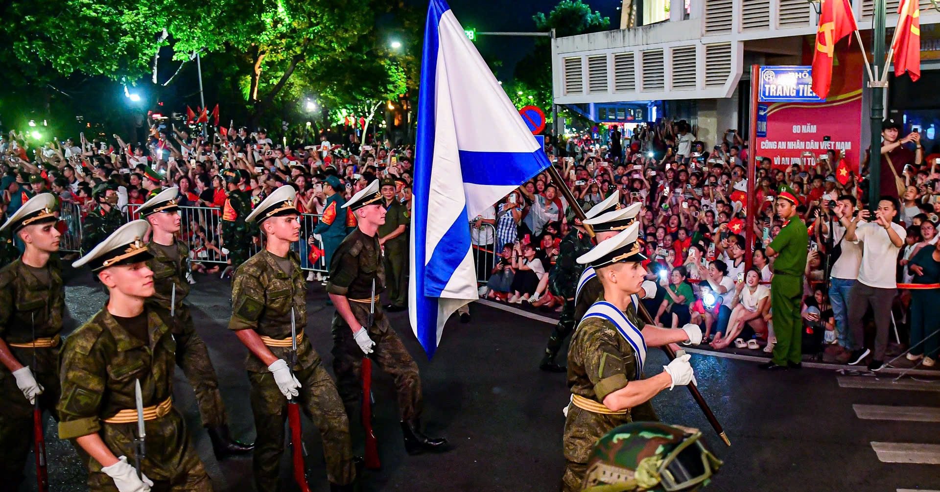Les Vietnamiens accueillent avec joie le défilé de la Russie, du Laos et du Cambodge