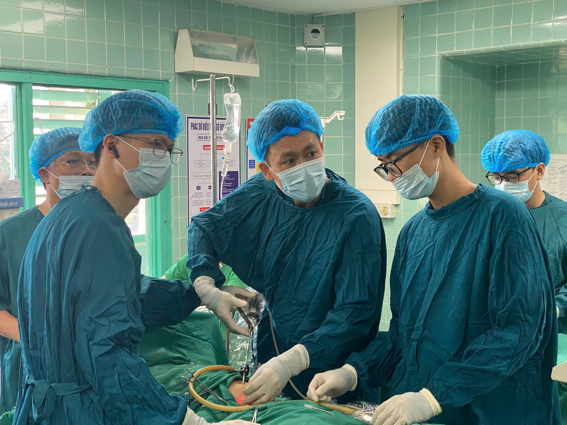 Các bác sĩ nỗ lực tìm lại niềm vui cho trẻ khuyết tật -Ảnh: H.L 