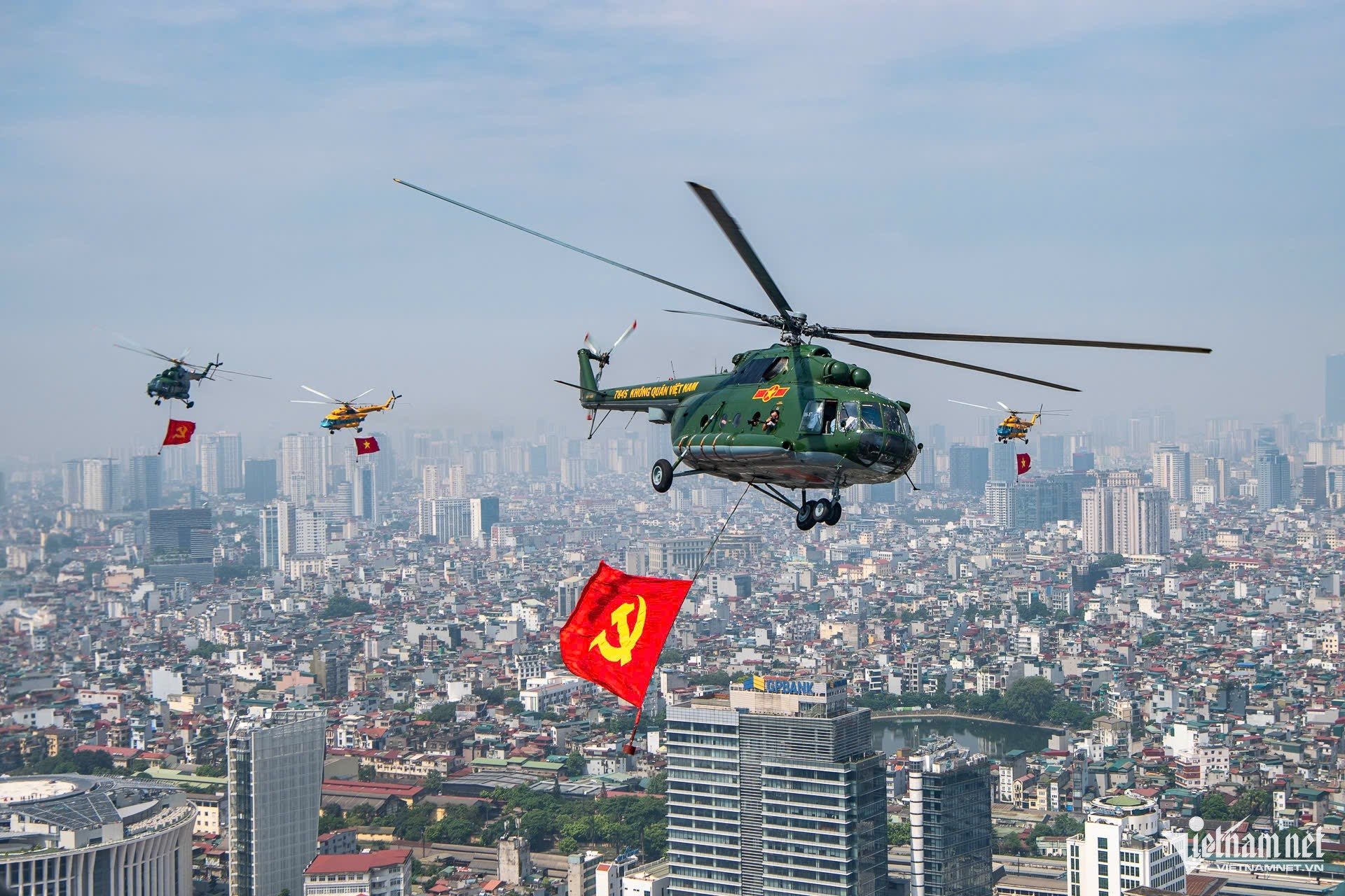 10 helicopters bravely 'tear the wind' in the sky of Hanoi on the A80 training day