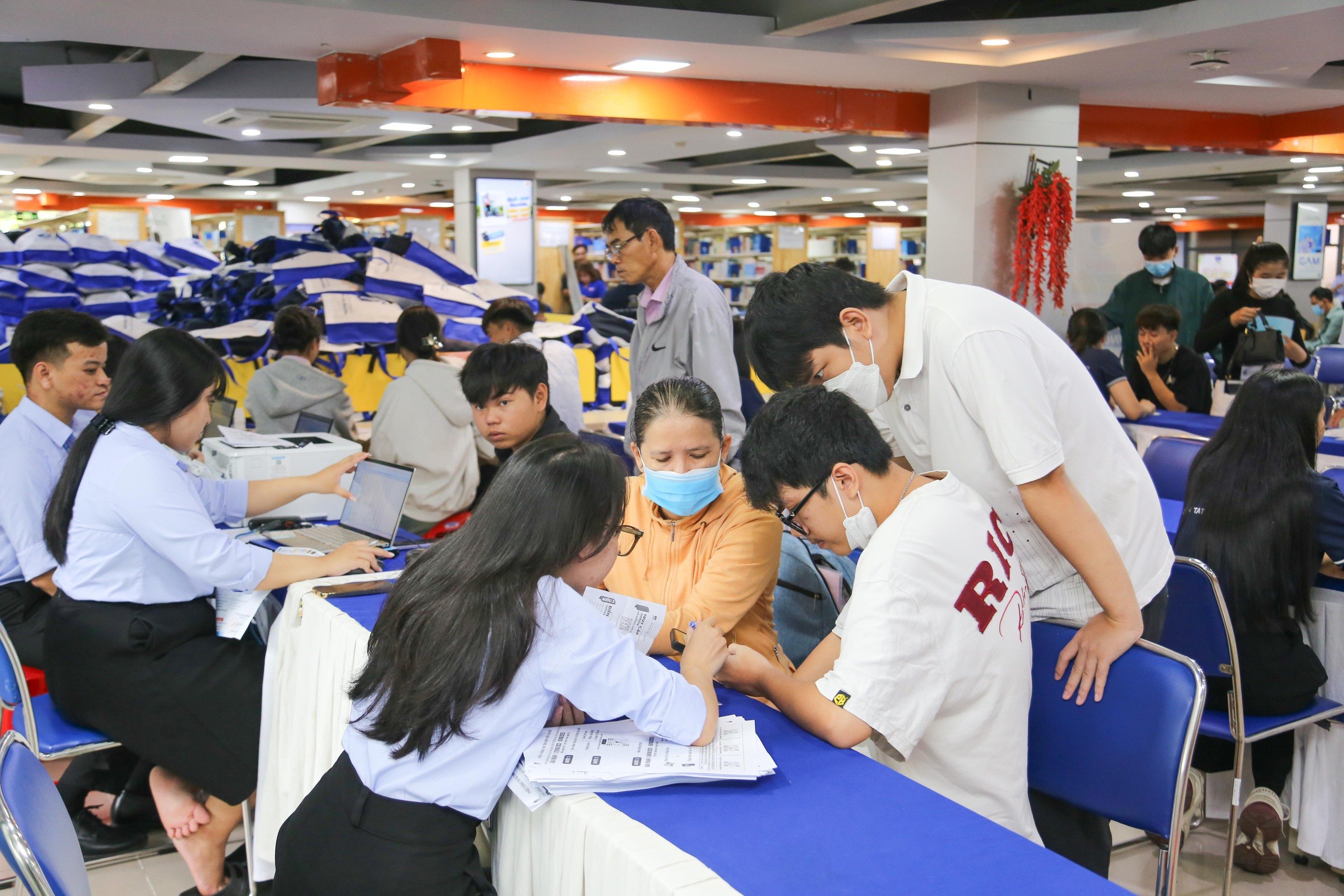 Tân sinh viên hào hứng nhập học sớm để 
