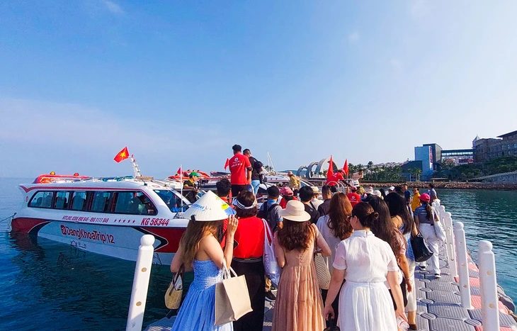 Tour ca nô tham quan đảo Phú Quốc tạm ngưng đón du khách vì gió mạnh, sóng lớn - Ảnh 1.