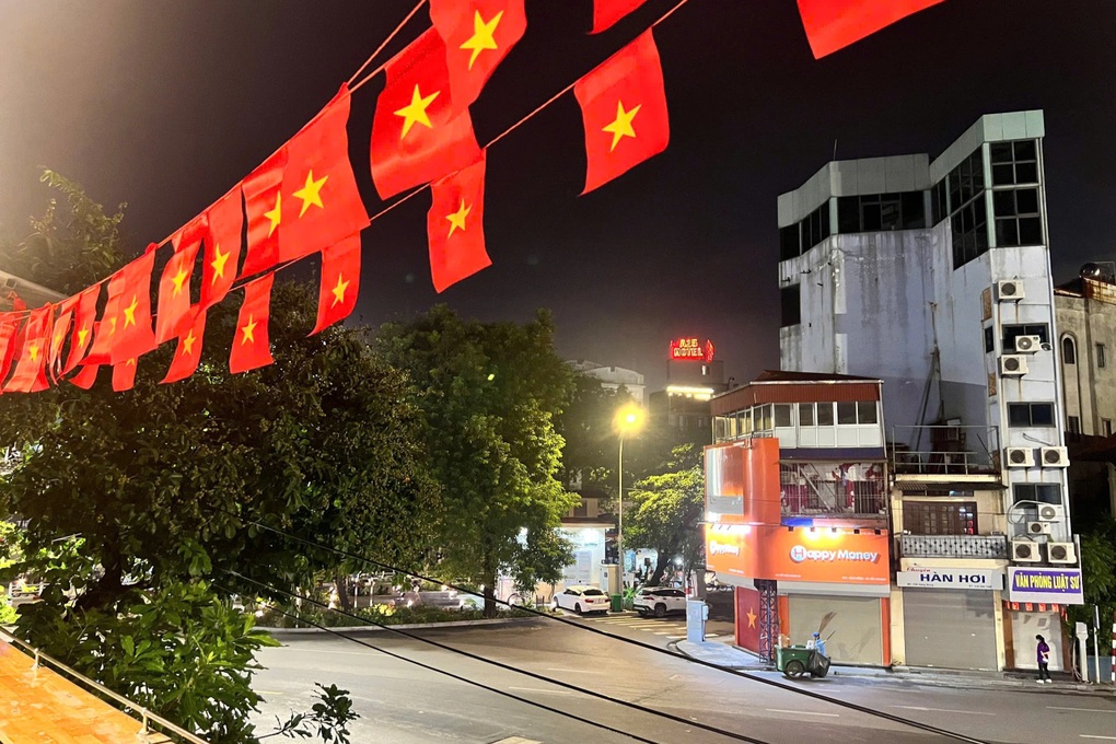 Quán cà phê vị trí vàng xem diễu binh: 300.000 đồng/chỗ, chỉ nhận 60 khách - 3