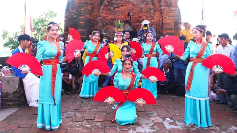 នារីជនជាតិចាមរាំរបាំប្រពៃណី។