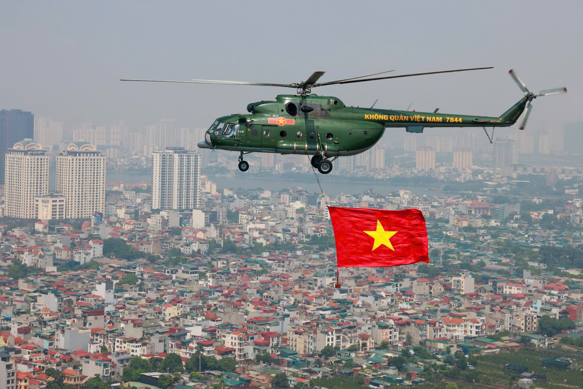 Trực thăng quân sự treo cờ bay diễu binh vào trung tâm Hà Nội- Ảnh 5.