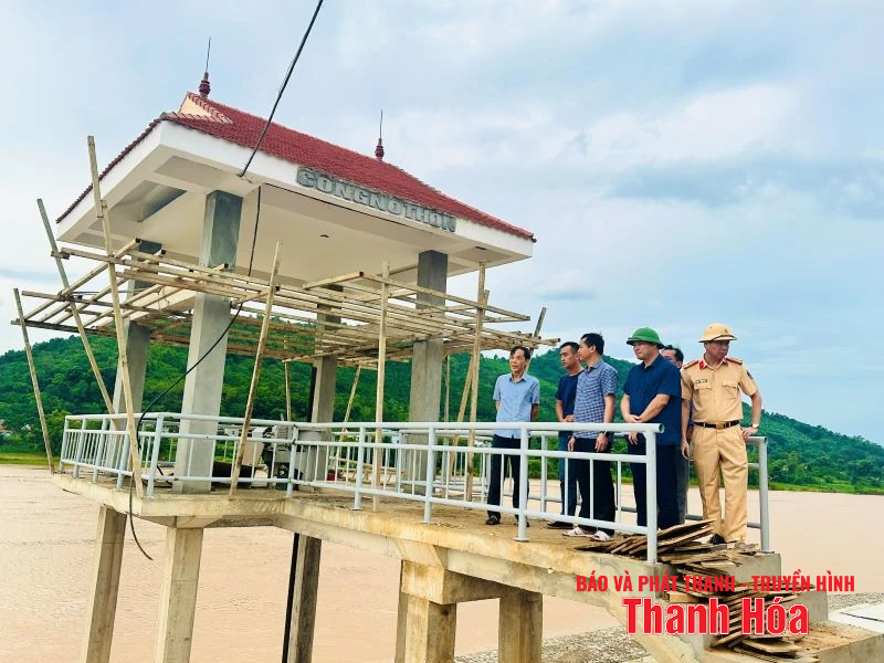Der stellvertretende Vorsitzende des Volkskomitees der Provinz, Dau Thanh Tung, besichtigte die Reaktion auf Sturm Nr. 5.