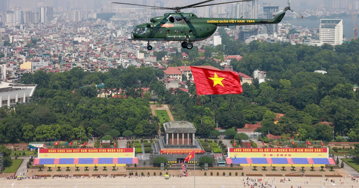 Militärhubschrauber mit wehender Flagge paradieren ins Zentrum von Hanoi