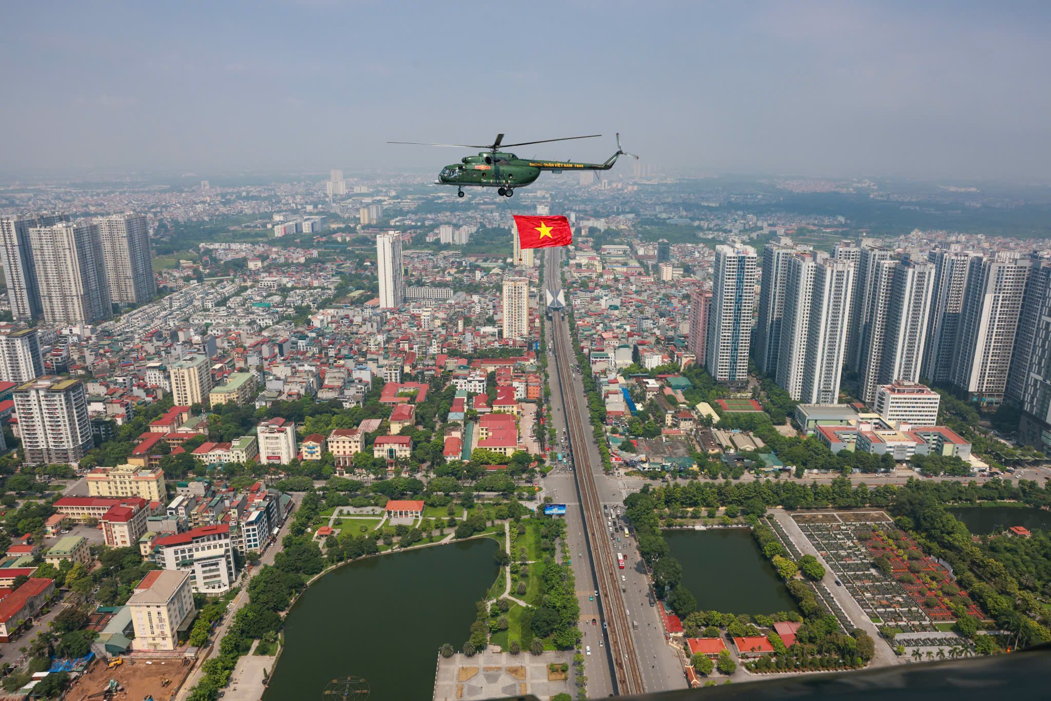 Trực thăng quân sự treo cờ bay diễu binh vào trung tâm Hà Nội- Ảnh 12.
