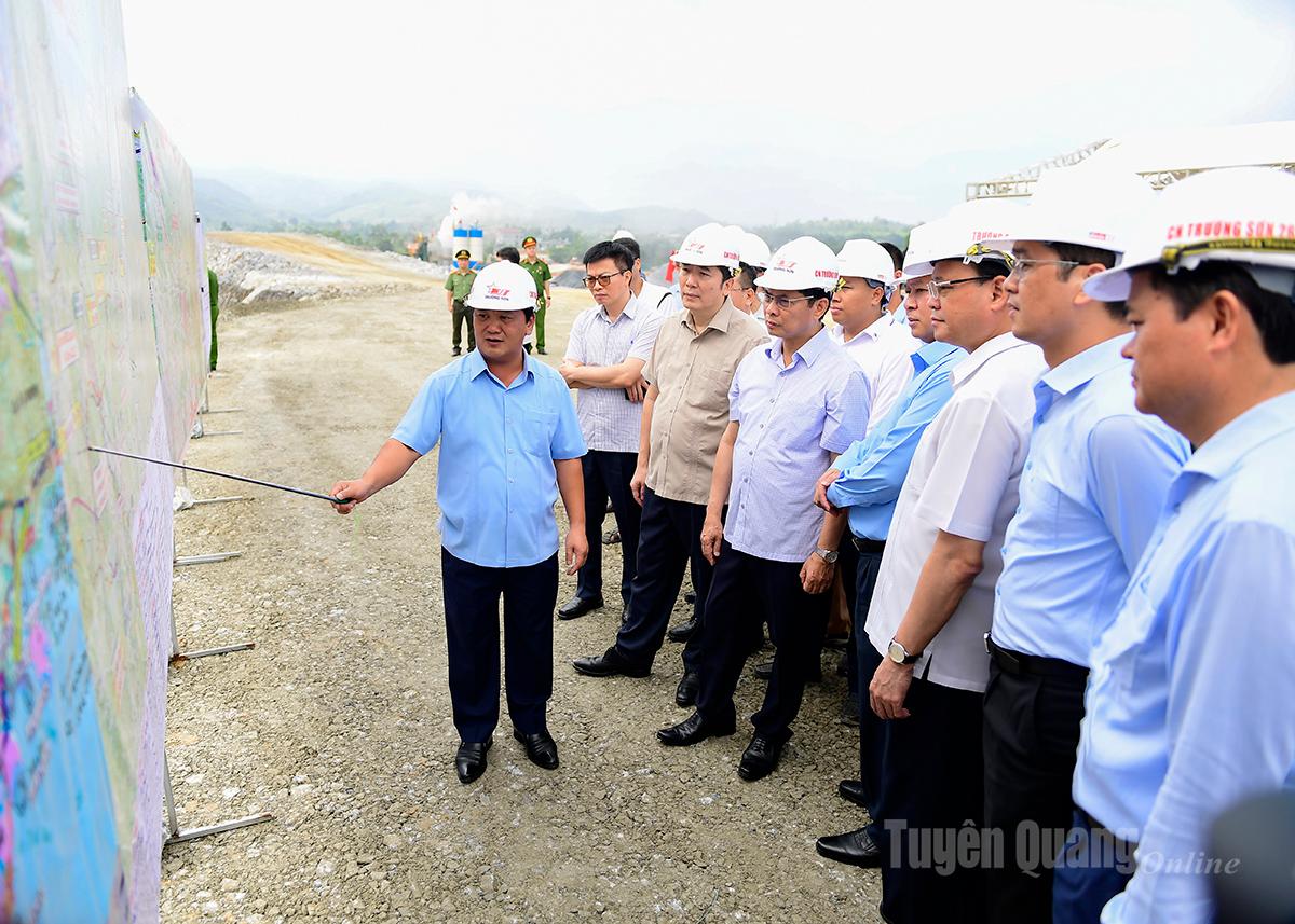 Provincial Party Secretary Hau A Lenh reported to the Deputy Prime Minister and the working delegation on the implementation of phase 2 of the Tuyen Quang - Ha Giang expressway project.