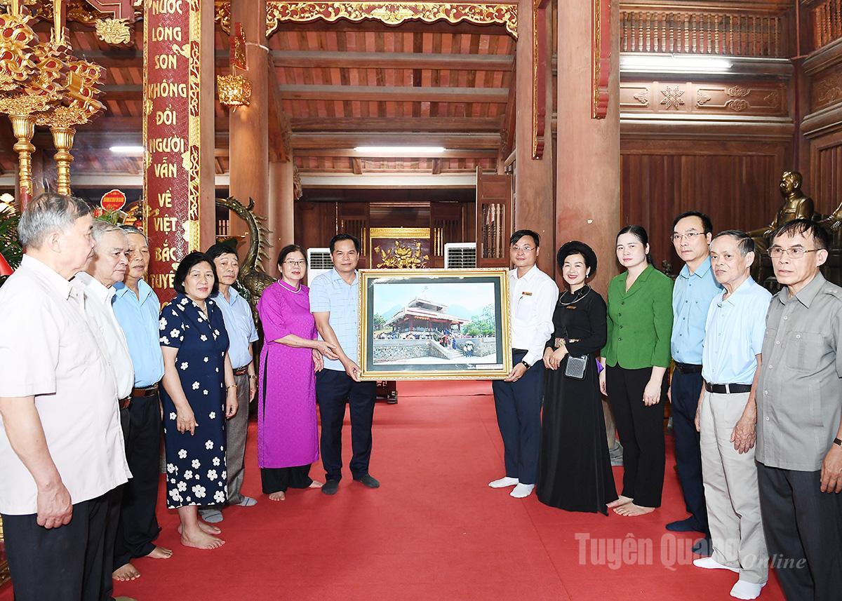 គណៈប្រតិភូខេត្ត Cao Bang ប្រគល់វត្ថុអនុស្សាវរីយ៍ជូនសារមន្ទីរ Tan Trao។