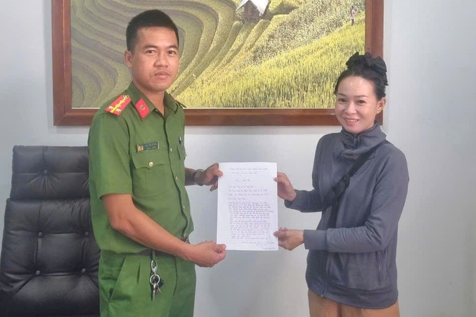 chi-hoang-thi-ngoc-thuy-trao-gio-cam-on-cho-luc-luong-cong-an-xa.jpg