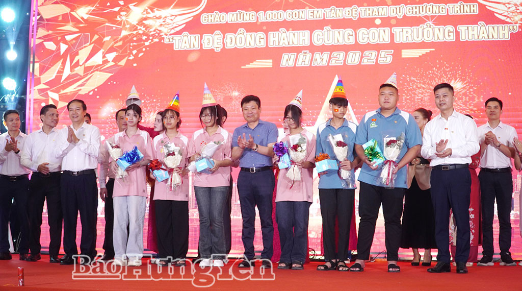 Lãnh đạo Công ty Tân Đệ chúc mừng sinh nhật con người lao động tại chương trình.