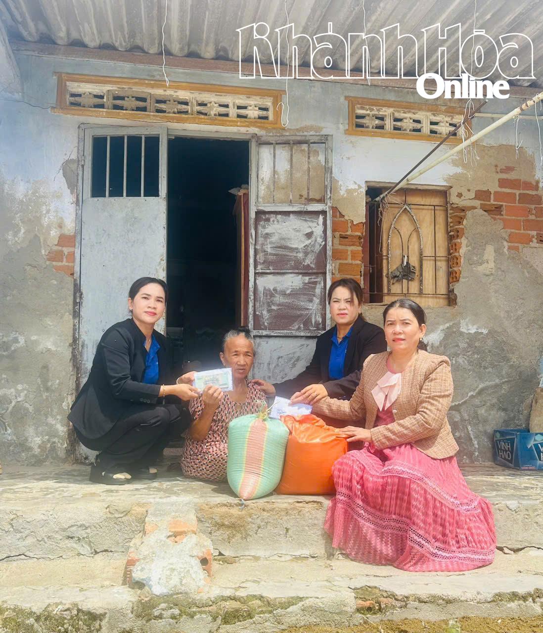 តំណាងសមាគមនារីឃុំ Xuan Hai នាំយកថវិកាឧបត្ថម្ភដល់គ្រួសារលោកស្រី Ly Thi Thuy Hang នៅភូមិ Phuoc Nhon 1។
