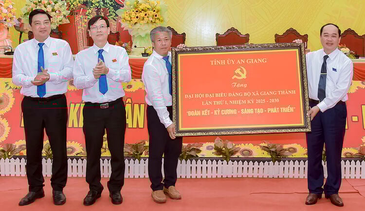 Đại tá Nguyễn Văn Ngành dự và chỉ đạo Đại hội Đảng bộ xã Giang Thành
