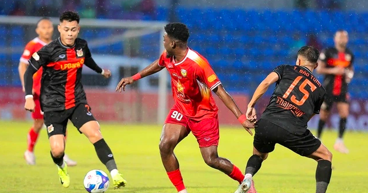 Trainer Kim Sang-sik nahm persönlich am Spiel in Ninh Binh teil und rief Duc Chien als Ersatz für Doan Ngoc Tan an.